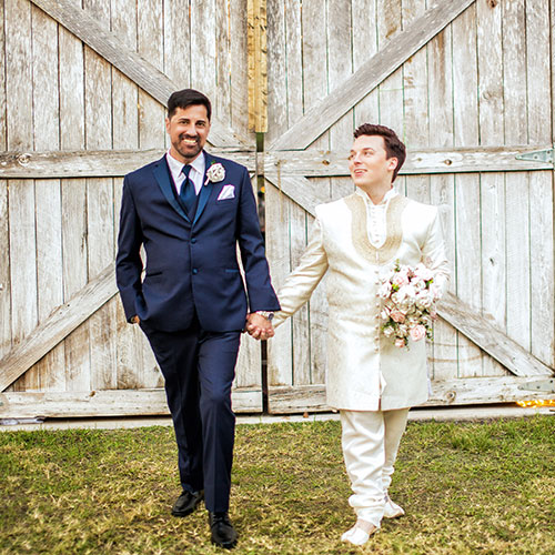 barn front wedding photo