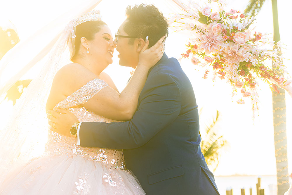 Bride and groom outdoor wedding photos in SW Florida